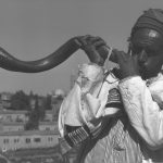 Homme qui sonne du shofar