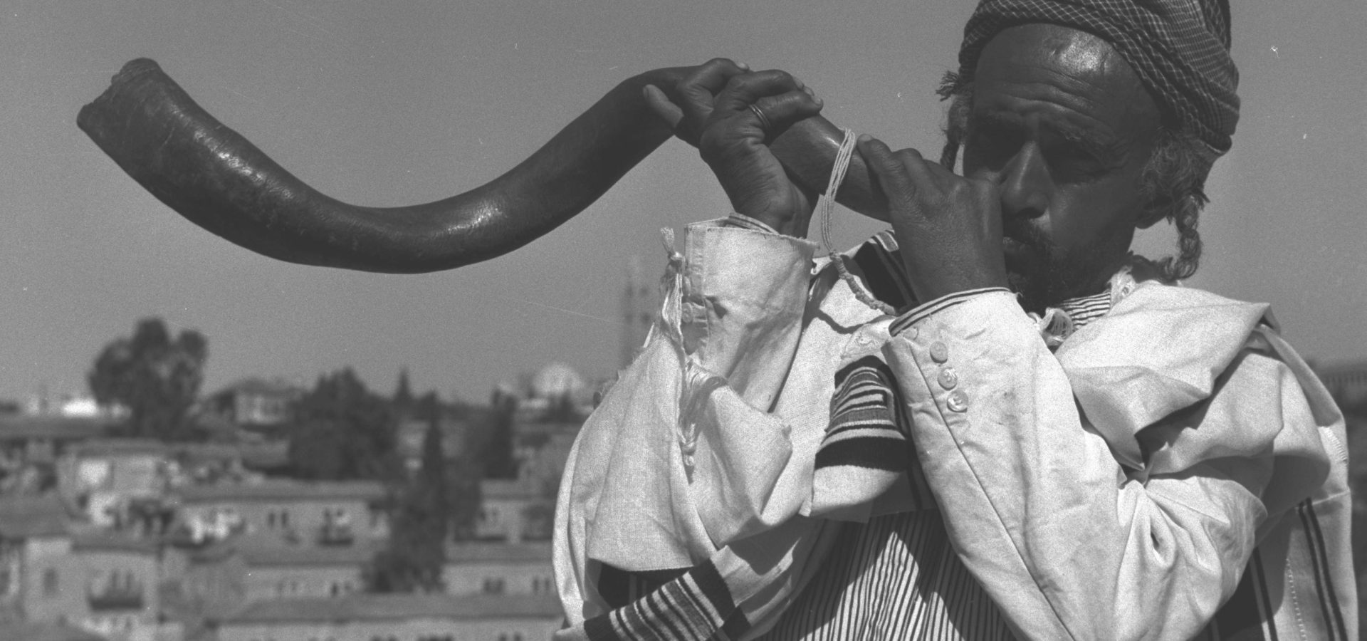 Homme qui sonne du shofar