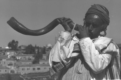 Homme qui sonne du shofar