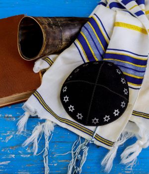 Kippa, talith, shofar et un livre